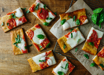 Roasted Garlic Caprese Flatbread